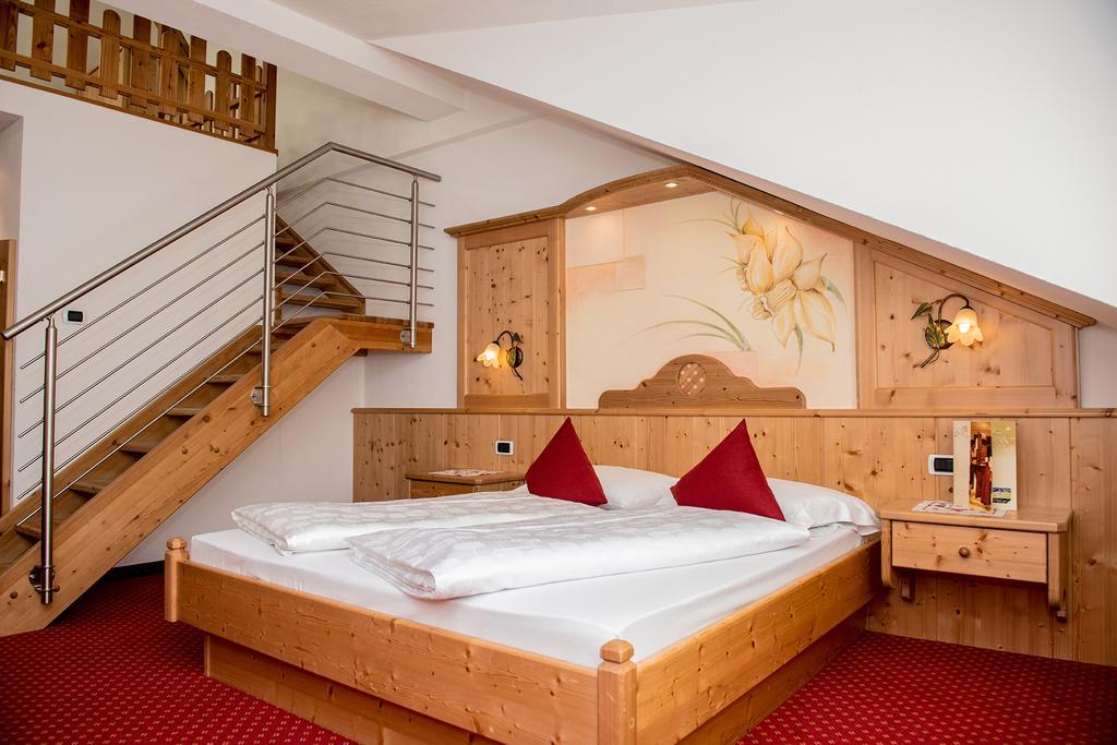Hotel Loewe Dolomites San Candido Esterno foto